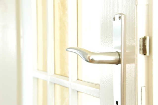 Paskvilgreb vs. dørgreb: Hvilket er bedst til dine døre?